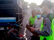 Tragis, Pengendara Sepeda Motor Tewas Menabrak Truk Parkir