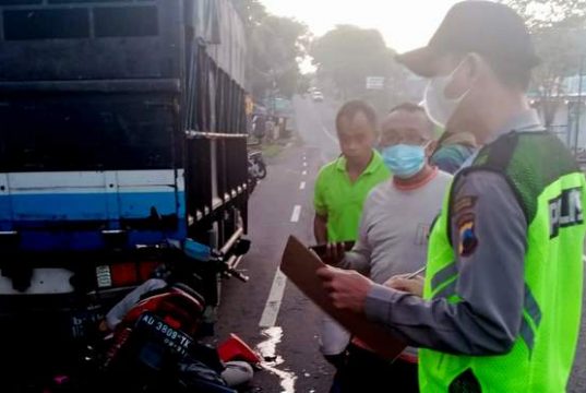Tragis, Pengendara Sepeda Motor Tewas Menabrak Truk Parkir