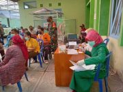 Babinsa Koramil 15/Dukun Dampingi Pelaksanaan Vaksin