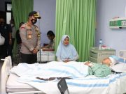 Ini Pertanyaan Bocah Korban Pembacokan saat Dijenguk Kapolres