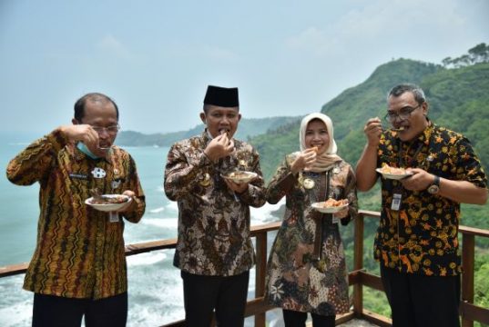 Bupati Kebumen Sosialisasi Bantuan Cold Storage untuk Nelayan