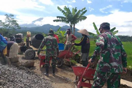 Terik Matahari Tak Menghalangi Warga untuk Kesuksesan Program TMMD