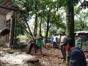 Bhabinkamtibmas dan Babinsa Bantu Perbaiki Rumah Warga yang Ambruk