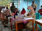 Personil Koramil Ngluwar Dampingi Lansia Divaksin Covid-19