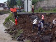 Hujan Deras Akibatkan Tanggul Penyangga Jalan Longsor