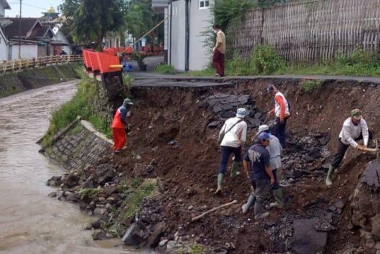 Hujan Deras Akibatkan Tanggul Penyangga Jalan Longsor