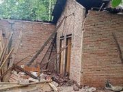 Ajaib, Tertimpa Atap Rumah yang Roboh Mbah Maryono Hanya Luka Ringan