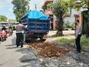 Relawan Armada Pengangkut Dastu Tambal Jalan Berlubang