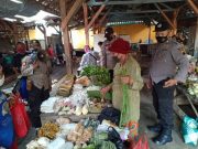 Meski Libur, Polisi dan Tentara Blusukan ke Pasar Tradisional Imbau Warga Taati Prokes