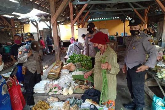 Meski Libur, Polisi dan Tentara Blusukan ke Pasar Tradisional Imbau Warga Taati Prokes
