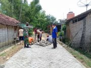 Polisi Dan Tentara Bersinergi Bersama Warga Rehab Jalan