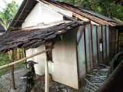 Atap Gedung MI dan 9 Rumah Warga Rusak Akibat Hujan Angin di Grobogan