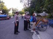 Satlantas Peduli Kaum Duafa, Bagi Sedekah di Jalanan Kota Blor