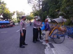 Satlantas Peduli Kaum Duafa, Bagi Sedekah di Jalanan Kota Blor