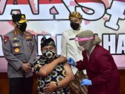 Kapolri Tinjau Vaksinasi Massal di Pendapa Gedhe Balaikota Surakarta