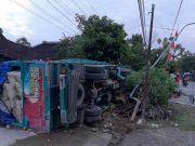 Truk Dump Terguling di Jalur Ngeluk Penawangan, Diduga Pengemudi Ngantuk
