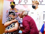 Kapolri Tinjau Vaksinasi di Pendapi Gede Balai Kota Surakarta