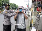 Satgas Covid-19 Batang Bagikan Masker