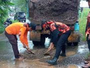 Gelar Baksos, Ormas PP Perbaiki Jalan Rusak Secara Mandiri