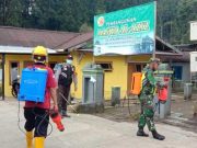 TNI-Polri Bersama Pemdes Kembanglangit Batang Lakukan Penyemprotan Disinfektan