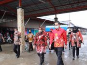Terima Bantuan Sarpras Dari Bank BRI, Tri Yuli Ajak Bersinergi Terapkan Kebiasaan Baru di Pasar