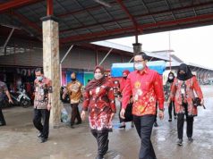 Terima Bantuan Sarpras Dari Bank BRI, Tri Yuli Ajak Bersinergi Terapkan Kebiasaan Baru di Pasar