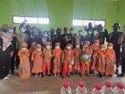Komunitas Fotografer Pesepeda Beri Bantuan Anak-anak Korban Banjir