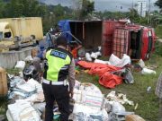 Truk Tronton Rem Blong di Jalur Maut Kertek Sambar Mobil dan Motor, Satu Korban Tewas