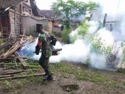 Cegah Chikungunya Babinsa Progowati Koramil Mungkid Membantu Mengasapi Desa Progowati