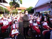 Wali Kota Solo Gibran Rakabuming Menyerahkan Bantuan Ponsel bagi 150 siswa SD dan SMP