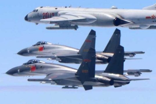 Taiwan Lacak dengan Rudal Pesawat Penyusup China