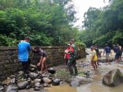Bendung Kali Kanci Rusak Diterjang Banjir, Koramil 03/Bandongan Bantu Warga Perbaiki Saluran Irigasi yang Tersumbat