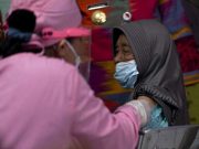 Bupati Sukoharjo Etik: Disuntik Vaksin Mboten Sah Wedi Mbah….