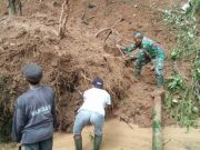 TNI, Relawan, dan Masyarakat Bergotong Royong Singkirkan Matreal Longsor