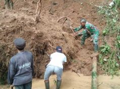 TNI, Relawan, dan Masyarakat Bergotong Royong Singkirkan Matreal Longsor