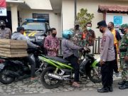 Apel Tiga Pilar, Forkompincam Ngablak Bagi-Bagikan Masker untuk Warga