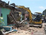 Pemkab Batang Bongkar 35 Bangunan di Pangkalan Truk Banyuputih