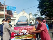 Jumat Barokah, Polsek Pasar Kliwon Sebar Sarapan di Alun-Alun Utara Solo