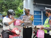 Gelar Operasi Keselamatan Lalu Lintas, Kasatlantas Bagikan Takjil