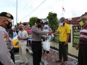 Jumat Berkah, Polres Kebumen Bagi Takjil dan Masker Ke Tukang Becak