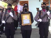 Peti Jenazah Aiptu Supar Diselimuti Bendera Merah Putih