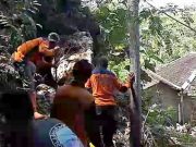Waduh, Batu Besar Mengancam Permukiman Warga di Paranggupito Wonogiri