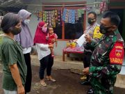 Babinsa dan Babinkamtibmas Bandongan Aktif Edukasi Warga Untuk Cegah Covid – 19