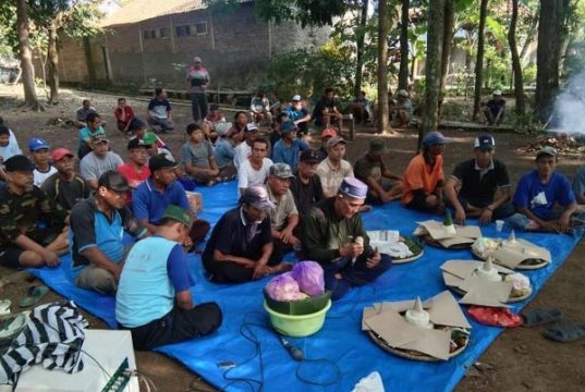 Warga Kawedusan Gelar Tumpengan dan Bersihkan Makam Desa