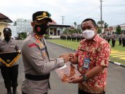 Polres Kebumen Beri Penghargaan kepada Petugas Vaksinasi Dinkes