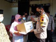 Di Manisrenggo, Polres Klaten Bagikan Paket Sembako Bagi Warga