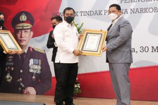 Dukung Kerja Sama Penanggulangan Narkoba, Kepala BNN Dapat Piagam dari Bareskrim Polri