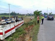 Truk Tronton Terbalik Masuk Sawah di Penawangan