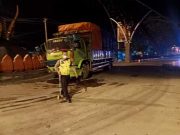 Truk Muat Popok Rusak Akibat Menabrak Bundaran Adipura