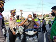 Polres Blora Bagi-Bagi Stiker Tertib Berlalu Lintas dan Edukasi Larangan Mudik